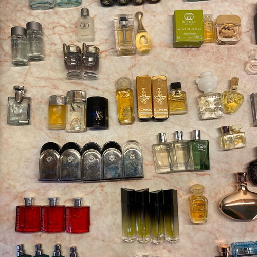 Perfume miniatures like new, all full, 610 pieces