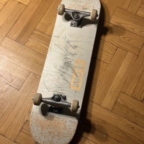 Skateboard Globe used with Venture trucks, 7.75 deck