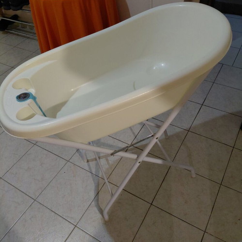 Cangaroo baby bath like new with detachable stand and thermometer