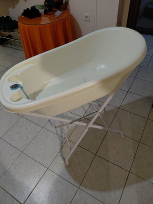 Cangaroo baby bath like new with detachable stand and thermometer