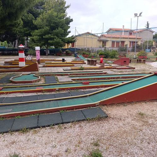 Mini Golf Outdoor Course with 18 Tracks and Equipment