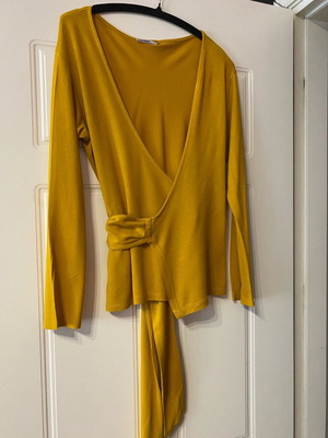 Mustard wrap blouse like new, size M, Fiorenti Fashion Club