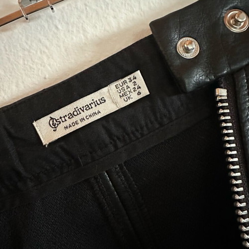 Black leather skirt Stradivarius like new with asymmetrical zipper