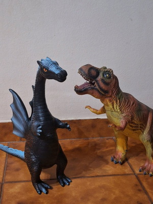 Dinosaur figures like new, 2 large