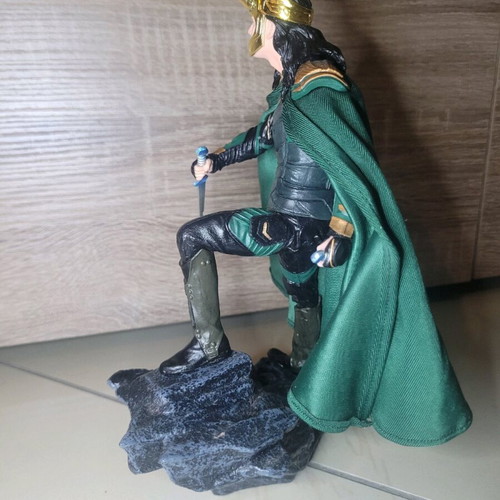 Marvel Thor: Ragnarok Loki gallery collectible PVC figure statue like new with minor horn damage