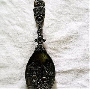 Ένα πολύ μεγάλο παλιό ολλανδικό κουτάλι από κασσίτερο αντίκα με σταυρωμένα κλειδιά και χερουβείμ.