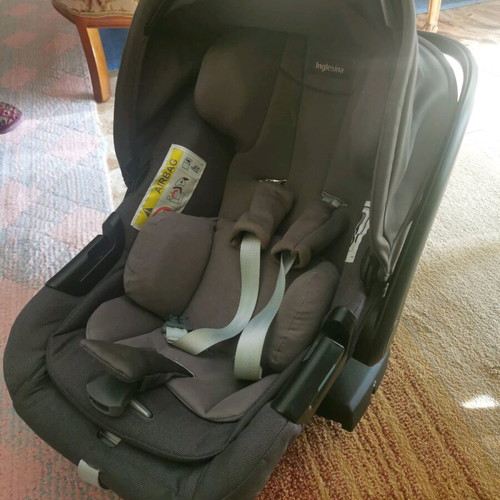 Inglesina Darwin Infant Recline Car Seat and Darwin 360 Isofix Base like new