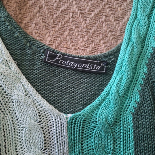 Women's sleeveless top medium, like new, multicolor