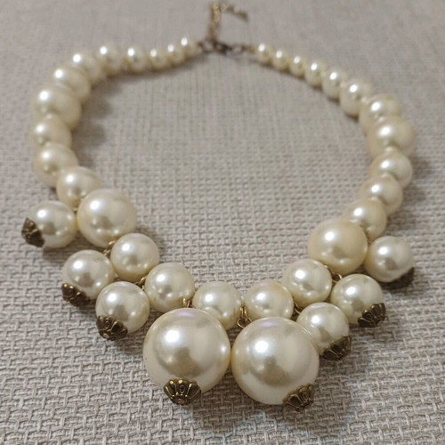 Pearl necklace like new with beads and gold adjustable chain