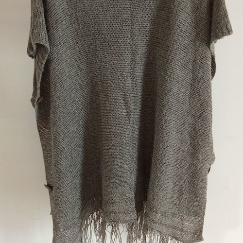 Yarn poncho used with fringes, grey and beige