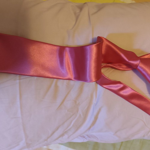 Tie fuchsia like new
