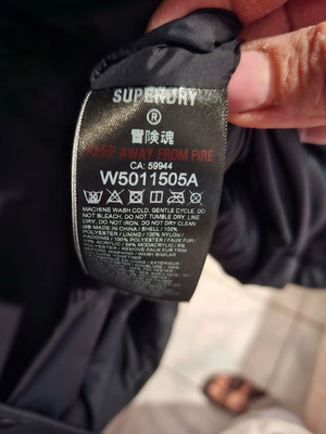 Superdry Everest black jacket like new with faux fur hood