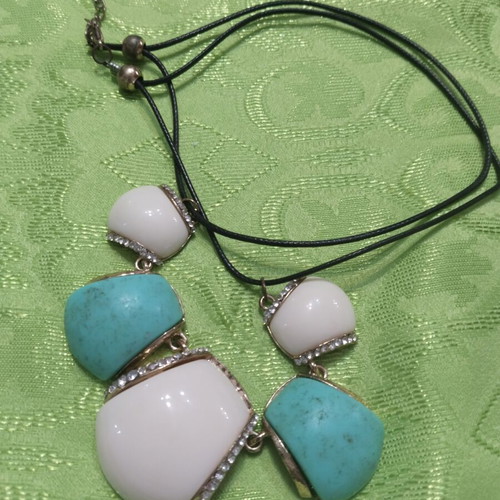 Necklace used, white and turquoise colors