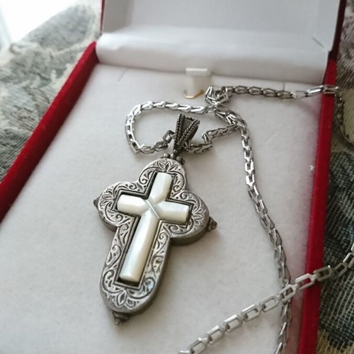 Large men's cross with stainless steel chain like new with mother of pearl