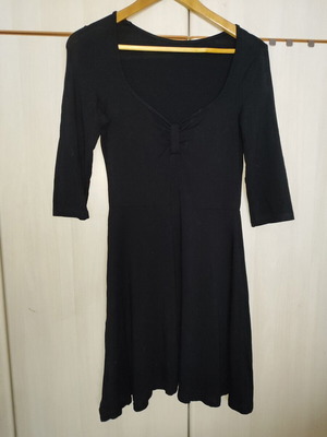 Black dress with 3/4 sleeves and chest design in A-line, like new, size M/L
