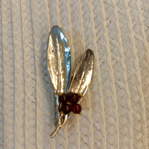 Vintage brooch in silver metal with purple berries, like new