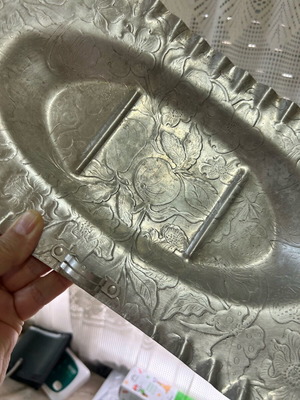 Винтидж алуминиев поднос с дръжки употребяван, релефни флорални плодове Motiltheartlyons