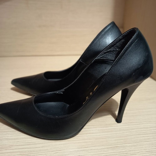 Women's black pumps size 38 like new