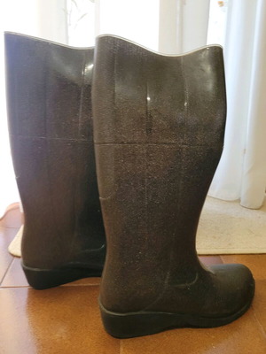 Galotses like new, modern, size 38, black and gray