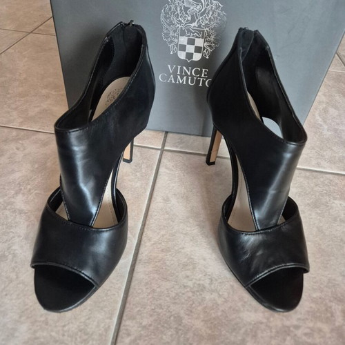 Vince Camuto Peep Toe Sandals like new, size 37, black