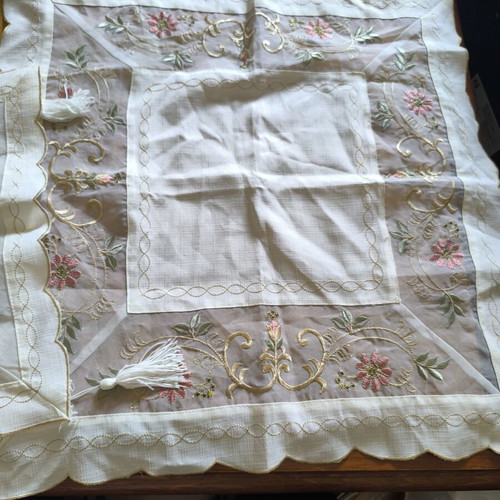Embroidered decorative table linens set with pink and gold details