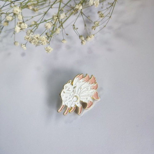 White Fox pin new, gold plated