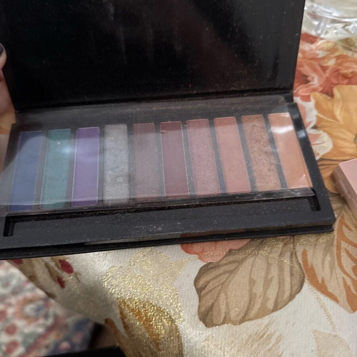 Avon Glimmering Gems eyeshadow palette lightly used