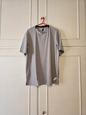 Zara men's athletic t-shirt like new, gray and silver, size L