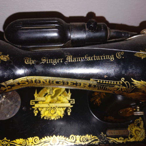 Singer sewing machine vintage used, functional, circa 1927