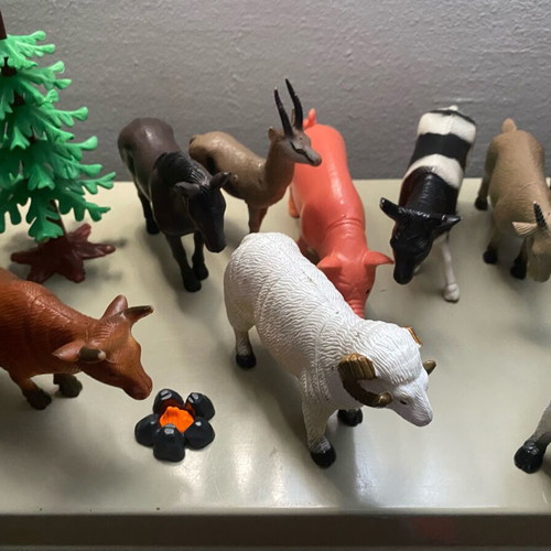 Collectible Animal Farm set like new, 17 figures and 2 accessories