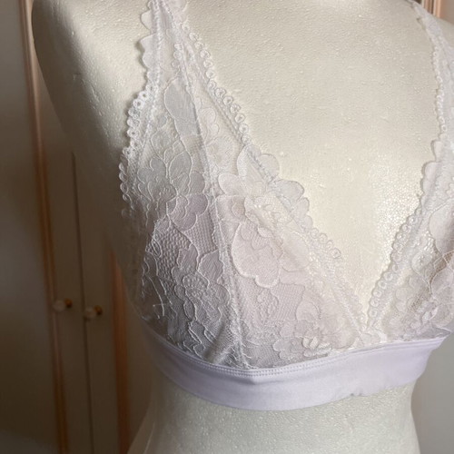 Bra like new with removable padding, white