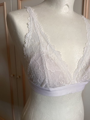Bra like new with removable padding, white