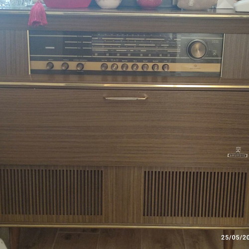 Radio-Phonograph Grundig vintage wood cabinet like new