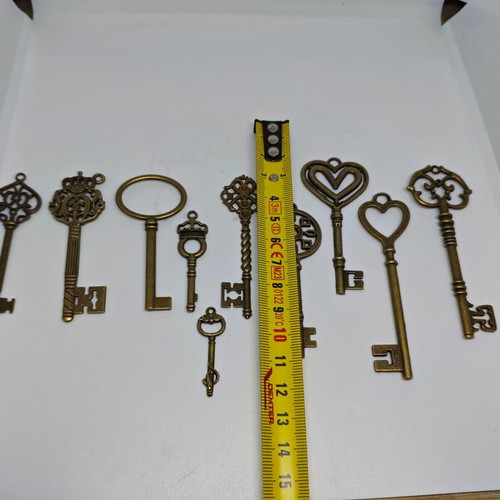 Vintage decorative keys set like new, copper