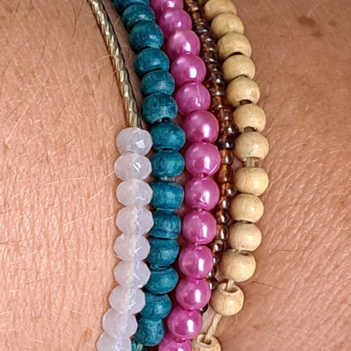Set of 5 bracelets with wood, glass beads and metal element