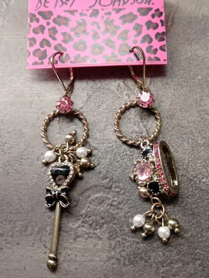Обeци Betsey Johnson нови с дизайн ключ и корона