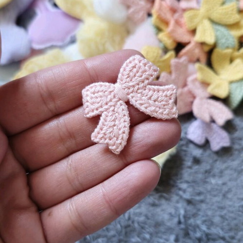 Bows in various colors and designs like new, 50 small and 20 large pieces