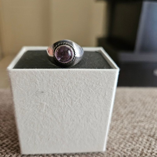 Vintage ring with amethyst like new