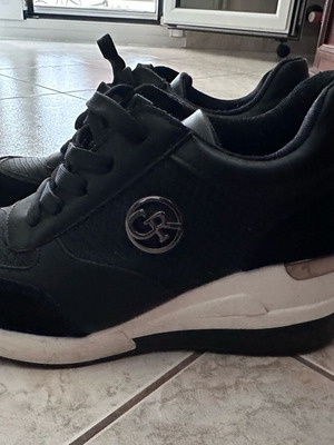 Modenas women's athletic shoes black like new
