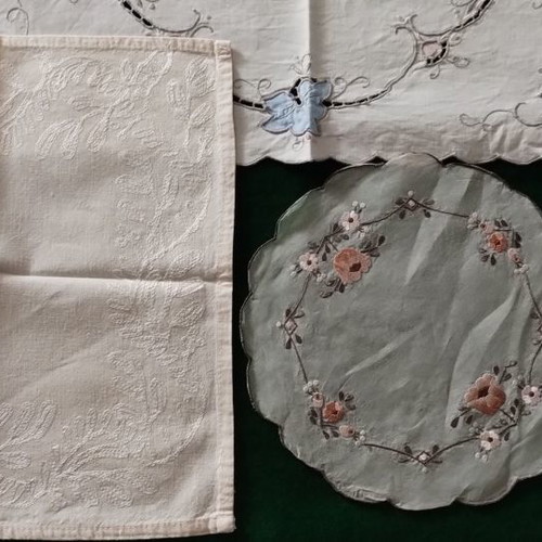 Table linens used, pack of 6 small vintage doilies