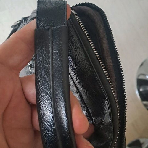 Τσαντάκι ομού μαύρο σε άριστη κατάσταση με λείπει ένα κουμπί