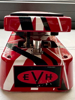 Dunlop EVH 35th Anniversary Eddie Van Halen Signature Wah like new, red stripe