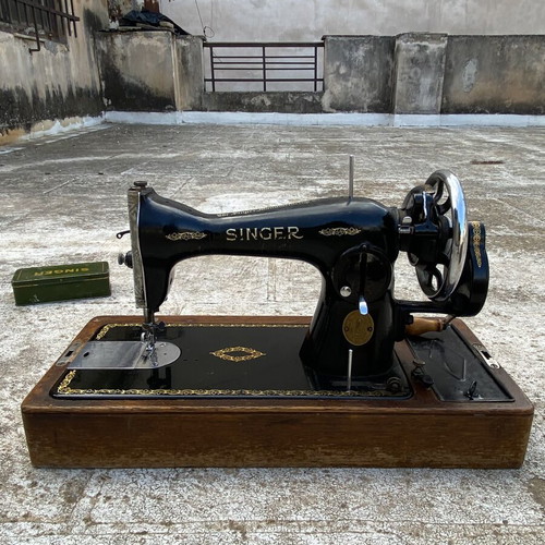 Singer Hand-Crank Sewing Machine 15D 1928 used with wood case
