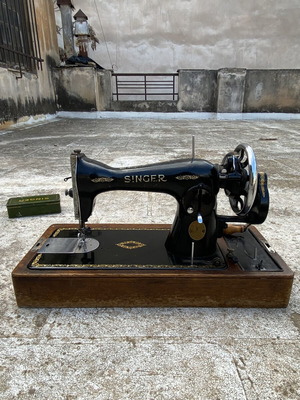 Singer Hand-Crank Sewing Machine 15D 1928 used with wood case