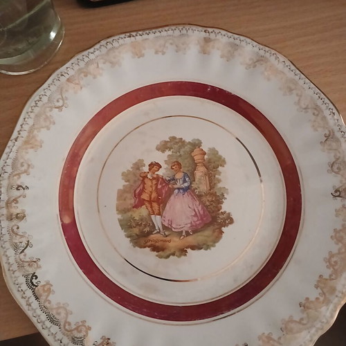Collectible decorative plate with vintage design