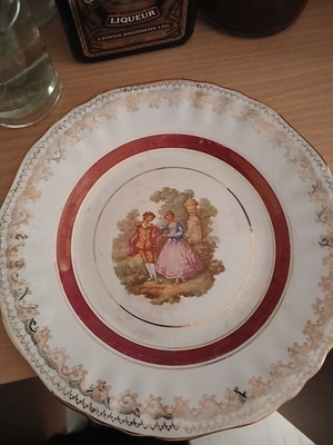 Collectible decorative plate with vintage design