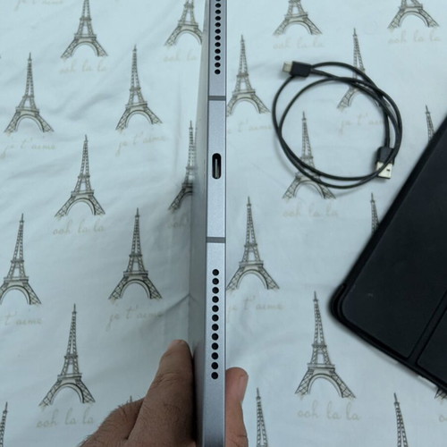 Ipad Air M2 2024 Wifi + E-sim in very good condition