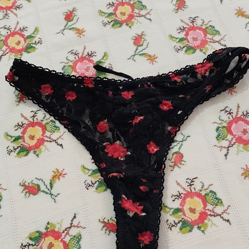 Lingerie set new from Paris, bra 70B and small slip, black-red