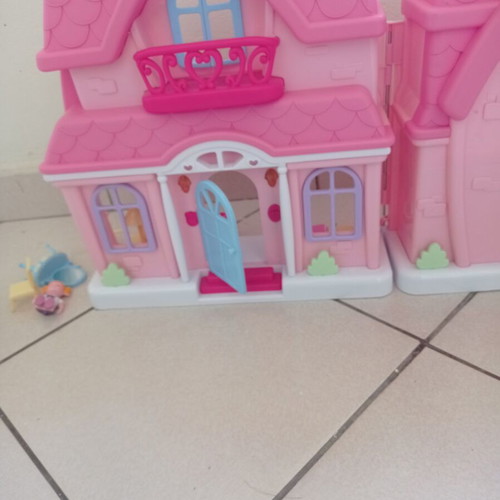 Dollhouse like new with furniture, portable suitcase design