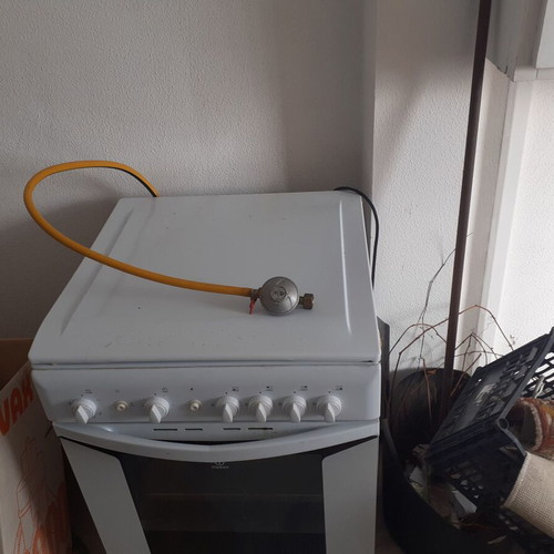 Indesit kitchen stove used, operates with gas bottle